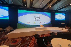 White Speech Stage with Curved Extension & Discussion Table